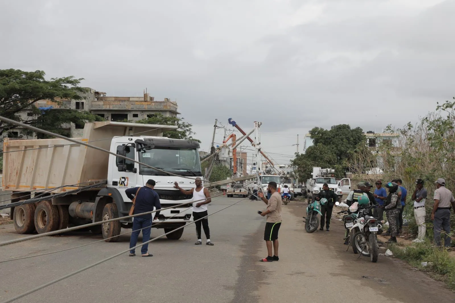 Edeeste trabaja para daños causados por un camión que derribó 23 postes en autopista San Isidro