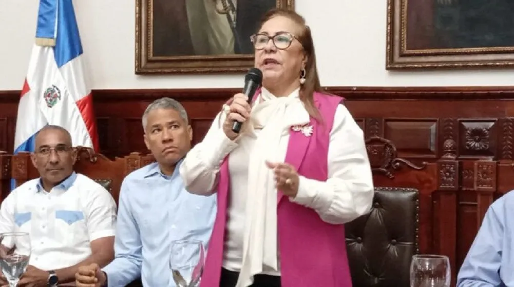 Gobernadora de Santiago presenta su precandidatura al Senado