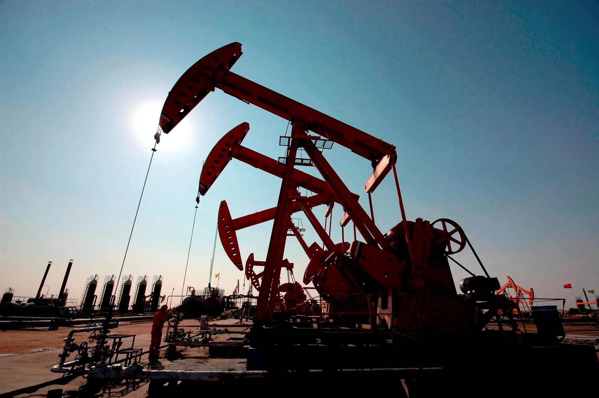 El petróleo de Texas abre con una leve subida de un 0,08 %, hasta 79,89 dólares el barril