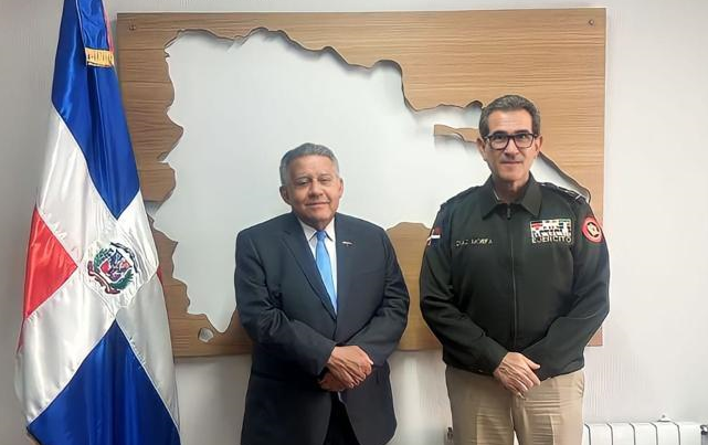Ministro de Defensa se reúne con embajador dominicano en España