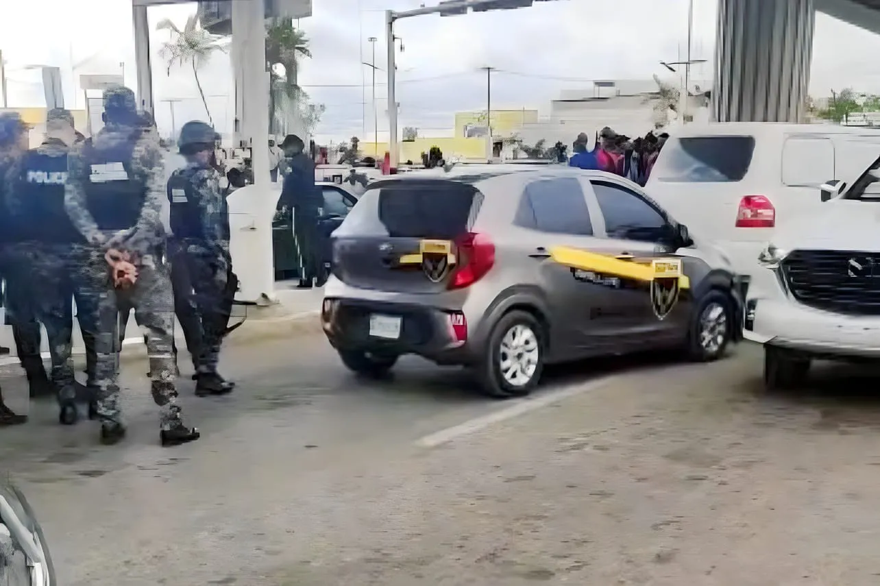 Vigilante se atrinchera dentro de vehículo en Villa Mella tras incidente con conductor