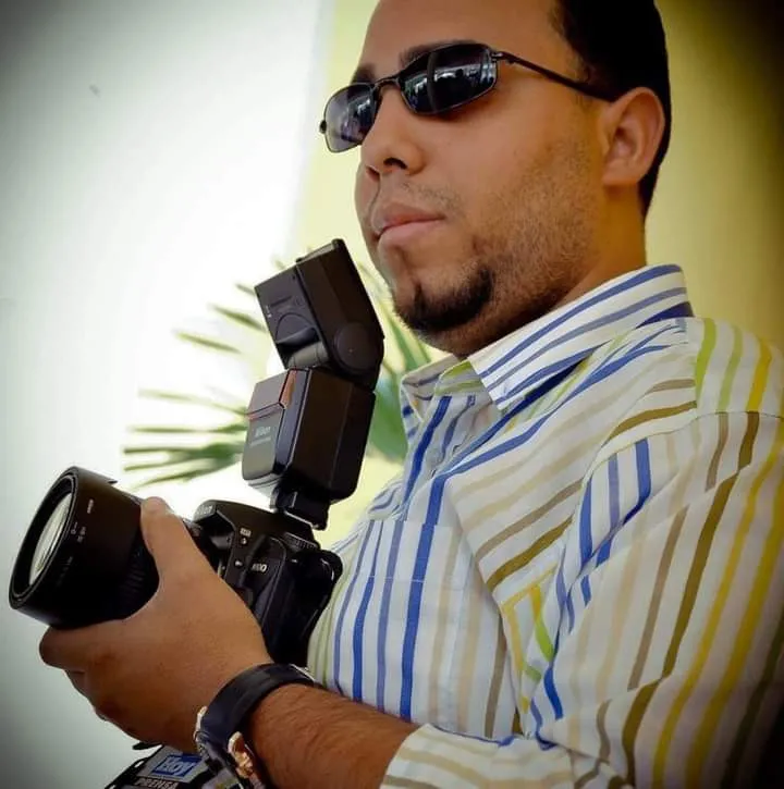Muere de un infarto fotorreportero de Santiago, Alex Reynoso