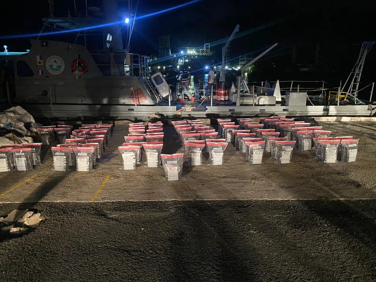 Autoridades confiscan cargamento de 531 paquetes de cocaína y apresan a dos dominicanos