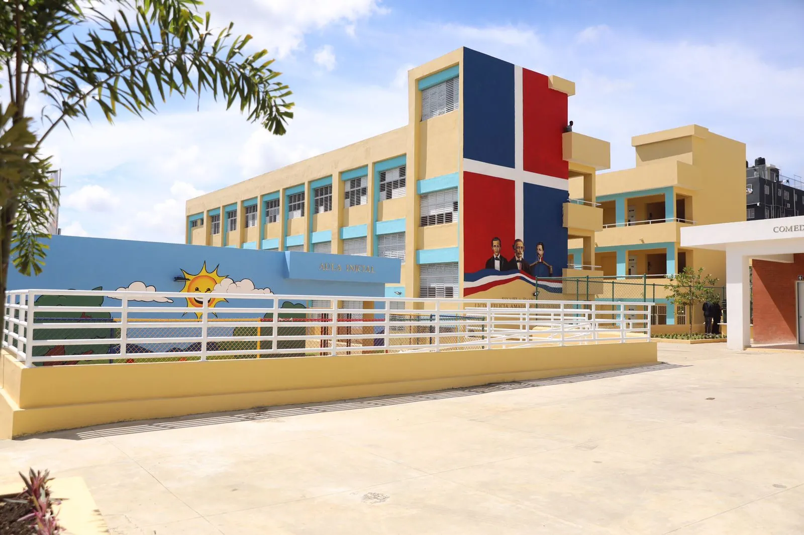 Abinader inaugura escuela en Los Guaricanos que beneficiará a 800 estudiantes del nivel básico
