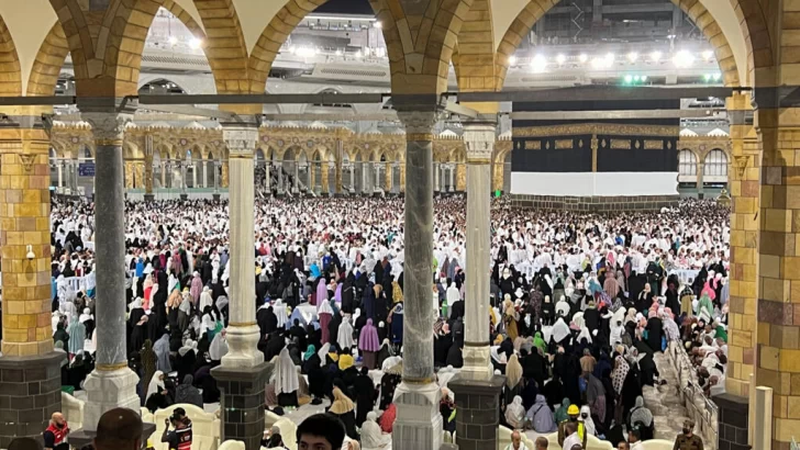 Una multitud rodea la Kaaba al comenzar el Hach anual en Arabia Saudita