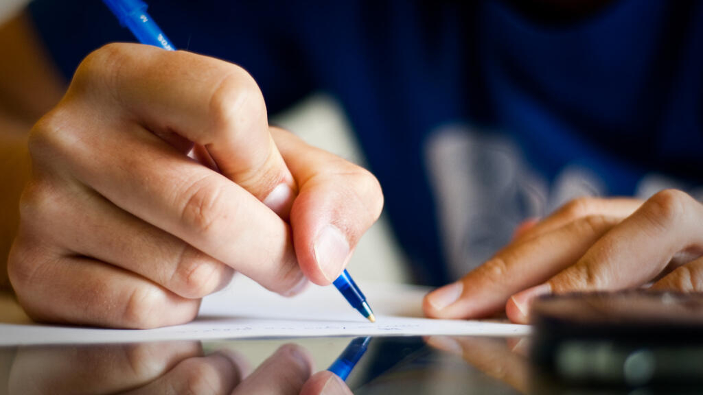 Los franceses desdeñan cada vez más la escritura a mano, a pesar de su apego al papel