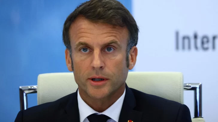 Macron pide a su primer ministro continuar ante el limbo político en Francia