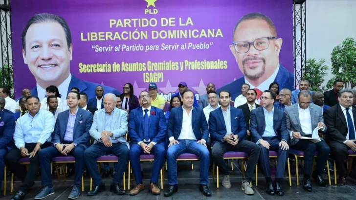 Abel Martínez juramenta a 800 abogados; respalda candidato al CARD