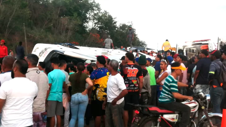 Se accidenta autobús en la autopista Duarte; habrían más de 40 heridos y varios fallecidos