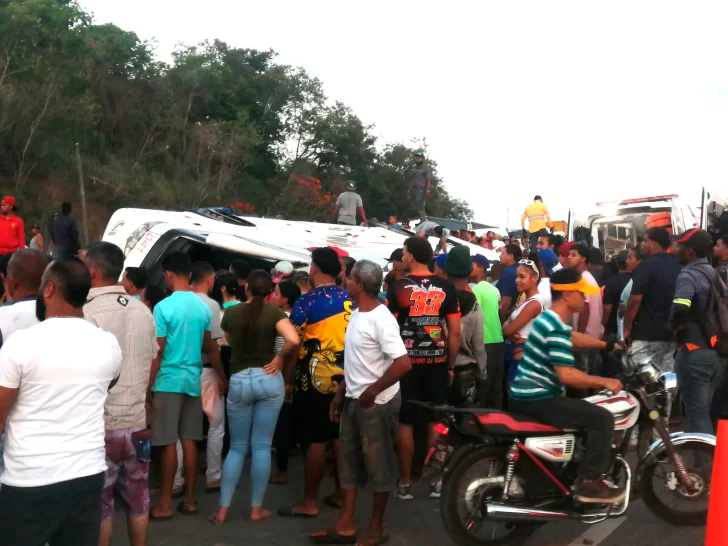 Se accidenta autobús en la autopista Duarte; habrían más de 40 heridos y varios fallecidos