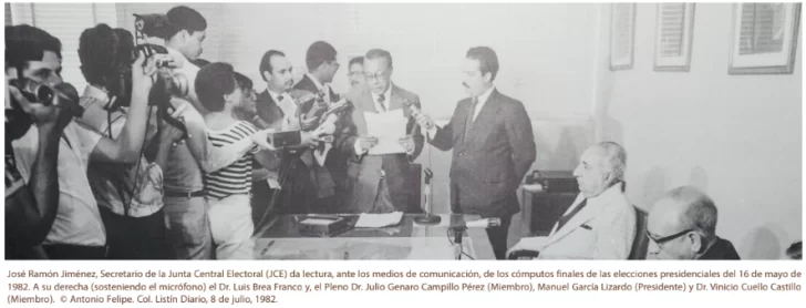 Leyendo-el-acta-de-votacion-1982-con-los-resultados..-Campillo-Perez.-728x278
