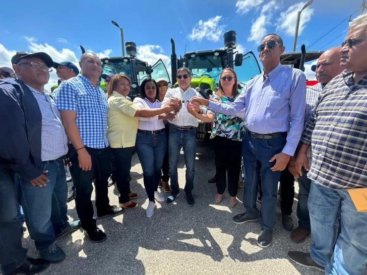 Entregan 16 tractores a productores de San Juan, Azua y Elías Piña