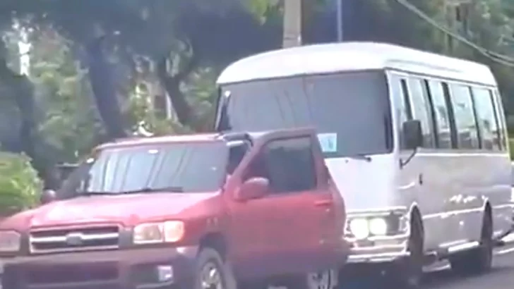 Conductor de guagua atropella hombre tras discusión por roce de vehículos