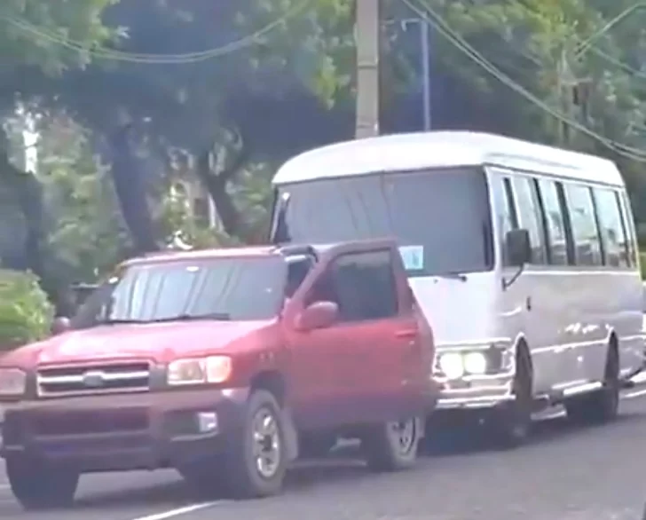 Conductor de guagua atropella hombre tras discusión por roce de vehículos