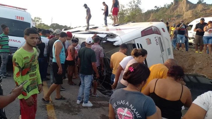 Autoridades investigan accidente que dejó cinco muertos en la autopista Duarte