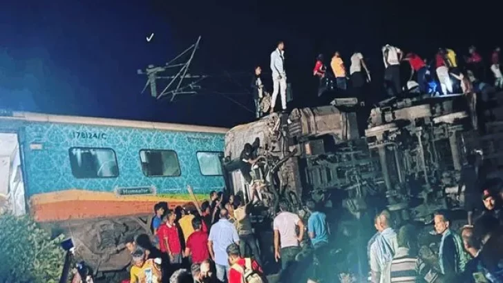Choque de trenes deja 70 muertos y 350 heridos en el este de la India