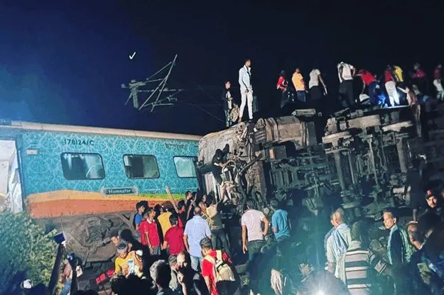 Choque de trenes deja 70 muertos y 350 heridos en el este de la India