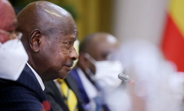 El presidente de Uganda defiende la ley anti-LGBTIQ que incluye pena de muerte