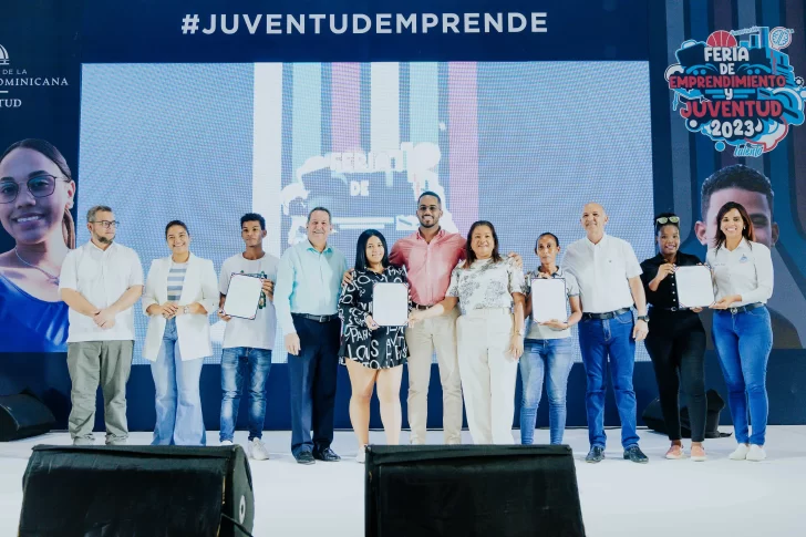 Jóvenes reciben préstamos para sus emprendimientos en Feria del Ministerio de la Juventud