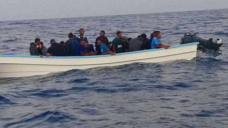 Detienen a 22 presuntos contrabandistas de personas en una embarcación en Bahamas