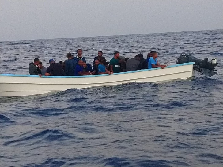 Detienen a 22 presuntos contrabandistas de personas en una embarcación en Bahamas