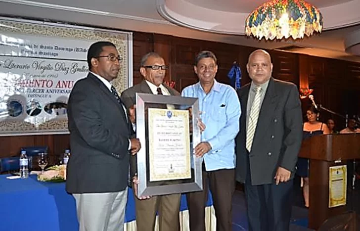  Genaro Rodríguez, Andrés Acevedo (Reconocimiento a la Gestión Cultural Narciso Gonzáles -Narcisazo-), Juan Arias y Enegildo Peña.