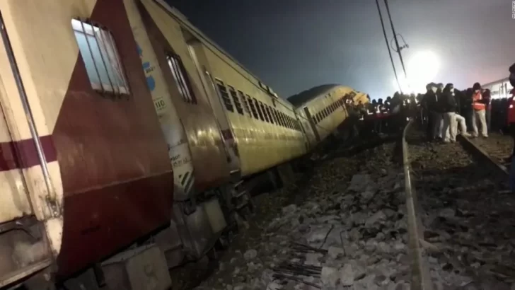 Sube a 233 muertos y 900 heridos saldo de choque de trenes en India