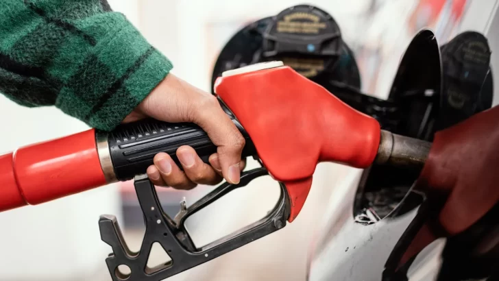 Gasoil óptimo baja 2 pesos; gasolinas siguen congeladas