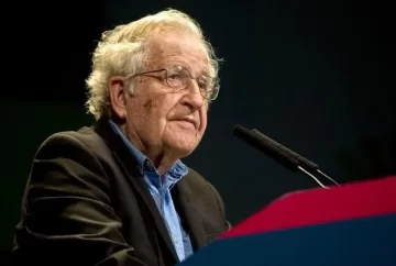 Desentrañando poder en ‘Requiem For The American’: Documental de Noam Chomsky"