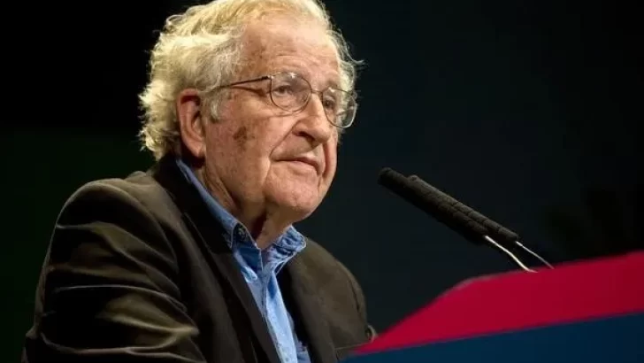 Desentrañando poder en ‘Requiem For The American’: Documental de Noam Chomsky"