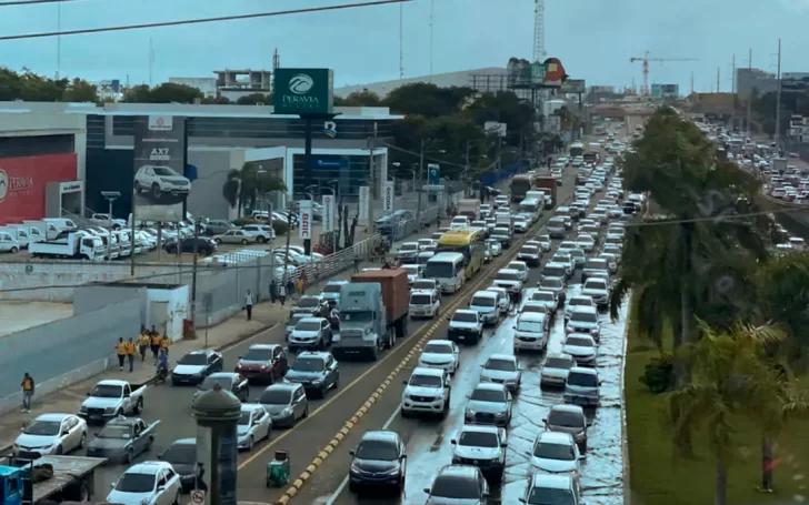 Un gran tapón en la avenida John F. Kennedy este martes