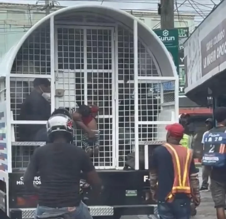 Migración investiga detención de haitiana y su bebe agarrado en verja de camión en operativo
