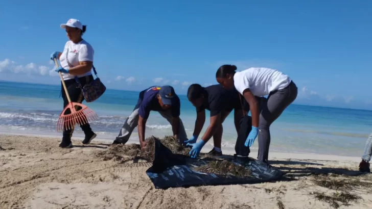 Realizan jornada de limpieza en playa Pedernales