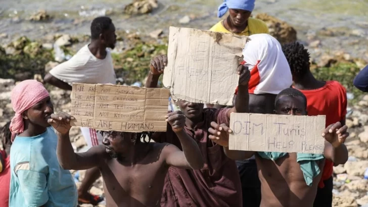 Túnez: Migrantes subsaharianos rechazados vagan por el desierto en terribles condiciones