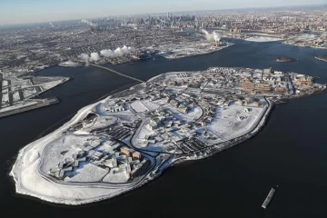 Rikers Island, el cuestionado complejo de 10 cárceles en una isla de Nueva York que se convirtió en una “vergüenza nacional” para la ciudad