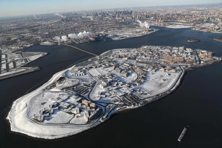 Rikers Island, el cuestionado complejo de 10 cárceles en una isla de Nueva York que se convirtió en una “vergüenza nacional” para la ciudad