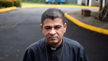 Rolando Álvarez, el obispo nicaragüense crítico con el gobierno de Ortega que fue liberado unas horas y volvió preso en medio del secretismo