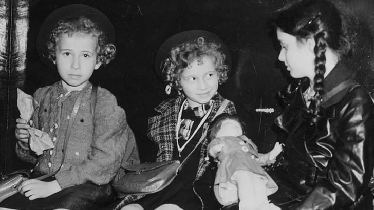 El misterio de la foto de 3 niñas que escaparon del Holocausto que se resolvió 84 años después