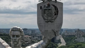 Ucrania retira los símbolos soviéticos de la estatua de la Madre Patria en Kiev