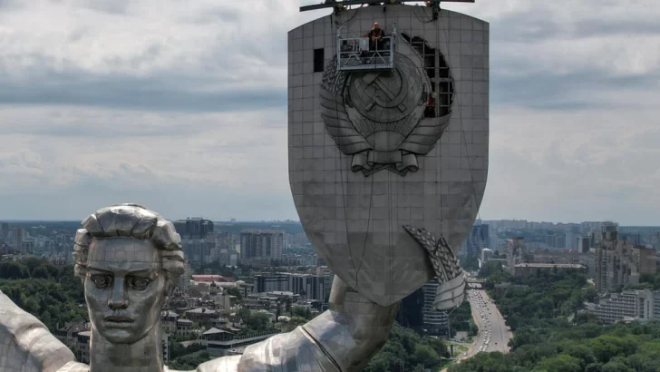 Ucrania retira los símbolos soviéticos de la estatua de la Madre Patria en Kiev
