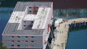Cómo es por dentro la polémica barcaza flotante en la que Reino Unido alojará a 500 solicitantes de asilo