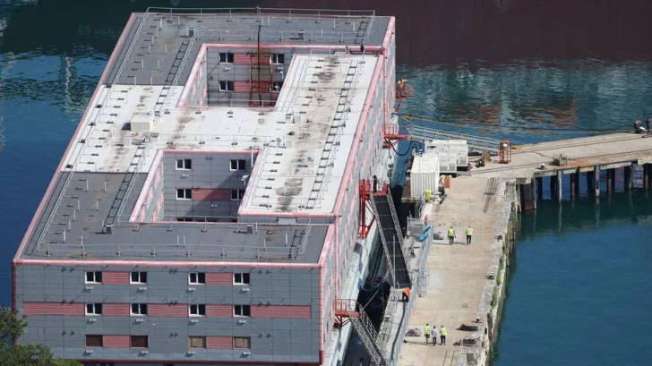 Cómo es por dentro la polémica barcaza flotante en la que Reino Unido alojará a 500 solicitantes de asilo