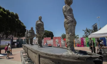 Escultura de migrantes en una balsa reivindica sus derechos
