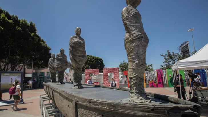 Escultura de migrantes en una balsa reivindica sus derechos