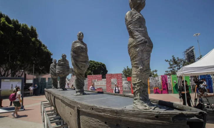 Escultura de migrantes en una balsa reivindica sus derechos