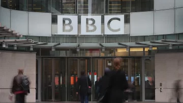 La BBC suspende a un presentador tras acusaciones de que le pagó a un adolescente por fotos sexualmente explícitas