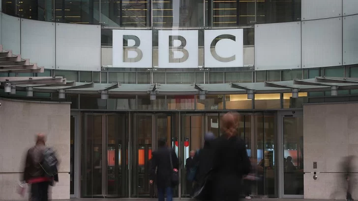 La BBC suspende a un presentador tras acusaciones de que le pagó a un adolescente por fotos sexualmente explícitas