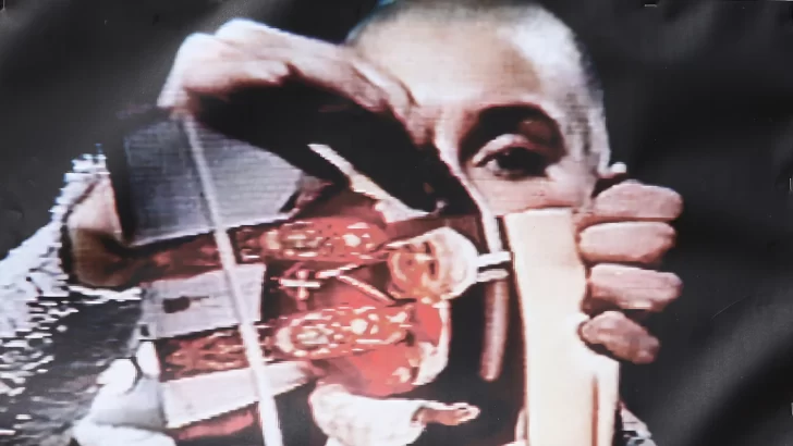 Por qué Sinéad O’Connor rompió la foto del papa Juan Pablo II en directo por televisión (y las duras críticas que recibió)
