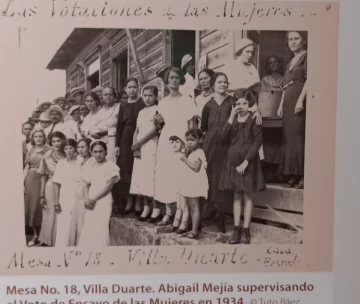 Abigail-Mejia-supervisand-en-Villa-Duarte-las-votaciones-de-ensayo-1938-728x616