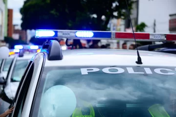 Policía abate a hombre que tomó de rehén a una mujer dentro de una tienda en Miami Beach